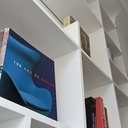 Une double bibliothèque suspendue