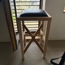Tabouret avec une croix à dévers