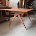 Table avec un pied compas