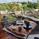 Cuisine extérieure et son vasque en pierre volcanique fait main