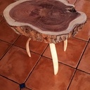 Table de chevet en Acacia rouge et pieds cintrés en Acajou