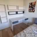 Bureaux avec étagères