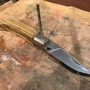 Restauration du couteau de son fils.