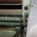 vue de l'entrée de la raboteuse, coté table de scie, tous les capots basculés vers le bas