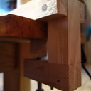 Une petite presse comme support de lampe industrielle