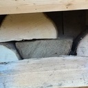 Rangement pour le bois sous les dessous de toit