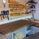 Le plan de travail verni en train de secher au garage/atelier