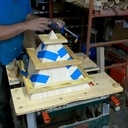 Table d'appoint bois métal en forme de pyramide inversée