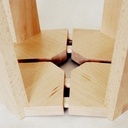 Petit tabouret aux pieds flottants