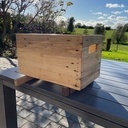 Petite caisse en bois de palette et chevillage dans les angles