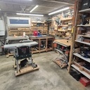 Vue plus générale de l'espace de travail, avec une machine semi-stationnaire