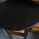 Mange debout en bois brulé