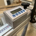 Butées et lecture d'angle numériques pour guide de scies à format et combis Holzprofi