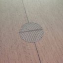 Vue détaillée d'un tenon traversant et son petit coin pour le serrage de l'assemblage.