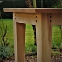 Console aux pieds gainés.