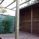 Petite terrasse pergola abris à bois