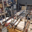 Table en bois de récupération, plateau en palettes et base en pin récupérer sur une tête de lit