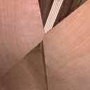 Mange debout et deux tabourets