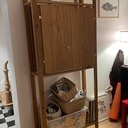 Un cabinet en chêne et des charnières custom en laiton