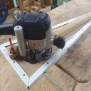 La défonceuse est maintenue avec des taquets en bois et leviers alu