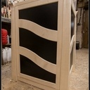 Une petite armoire en bois et plastique