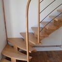 Escalier limon central avec main courante débillardée