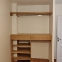 Placard en chêne ciré avec des portes persiennes coulissantes