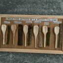 Petites cuillères en bois avec 6 espèces différentes