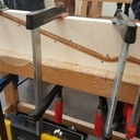 Petite table avec des pieds en lamellé collé