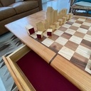 Table basse avec échiquier et pièces