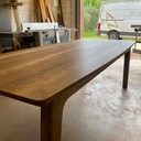Une grande table en noyer tout en courbe