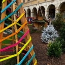 Grand sapin participatif en bois pour décorer le village de Noël