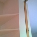 Cloison coulissante inspiration japonaise et bibliothèque