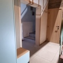 Hall d'entrée pastel et chêne