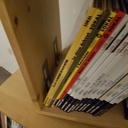 Bibliothèque en équilibre (design de Alejandro Gomez)