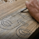 Un visage en chêne rouge .