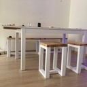 Banc et tabourets bicolores