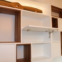 Bibliothèque murale, MDF peint et noyer massif