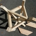 Tabouret avec une croix de saint André en diagonale