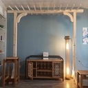 Meuble bas avec pieds de table recyclé.