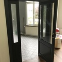 Porte sur mesure avec charnières Pivotica et peinture en cabine RAL 7016