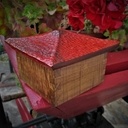 Un collier et sa boîte.