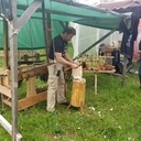 Des cuillères, des bols, des chopes, un stand des festivals...