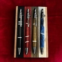 Stylos 4 couleurs et leur boîte de rangement