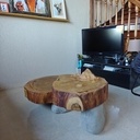Table basse en rondins et pieds en pierre