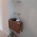 Etagère nature pour ma box et mon téléhone (avec cache câbles intégré)