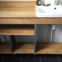 Meuble sous lavabo de salle de bain prolongé d'un plan de travail