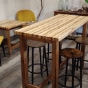 Table en bois de récupération, plateau en palettes et base en pin récupérer sur une tête de lit