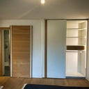 Armoire encastrée et porte coulissante, chêne et strat'