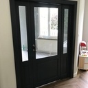 Porte sur mesure avec charnières Pivotica et peinture en cabine RAL 7016
